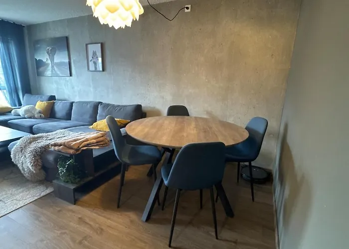 Apartment 2 Bedroom With Free Parking Lot *